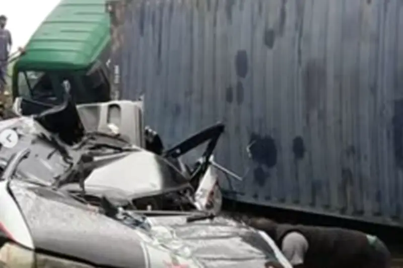 Tragis, Satu Keluarga Tewas Tertimpa Truk Kontainer Terguling di Karawang