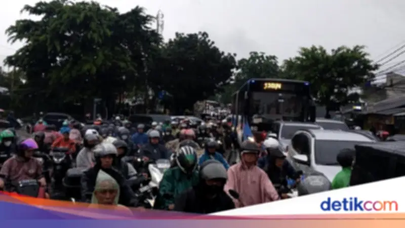 TransJakarta Koridor 13 Terlambat Imbas Banjir di Swadarma Cipulir
