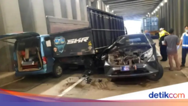 Truk Berkecepatan Tinggi Picu Tabrakan Beruntun 7 Kendaraan di Underpass Jagorawi