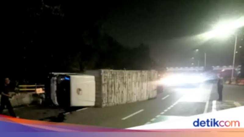 Truk Boks Hilang Kendali, Tabrak Pembatas Jalan dan Terguling di Jakbar