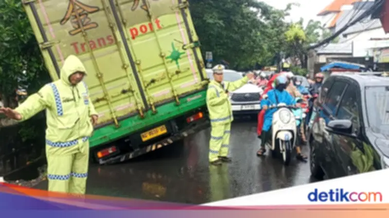 Truk Fuso Terperosok ke Selokan, Lalu Lintas Cengkareng Macet Parah
