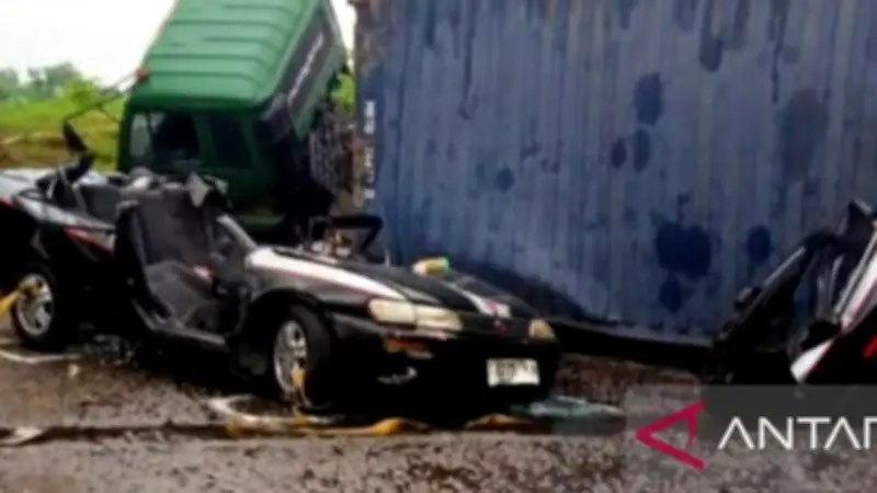 Truk Kontainer Hilang Kendali di Jalan Menurun Karawang, Tewaskan 3 Orang