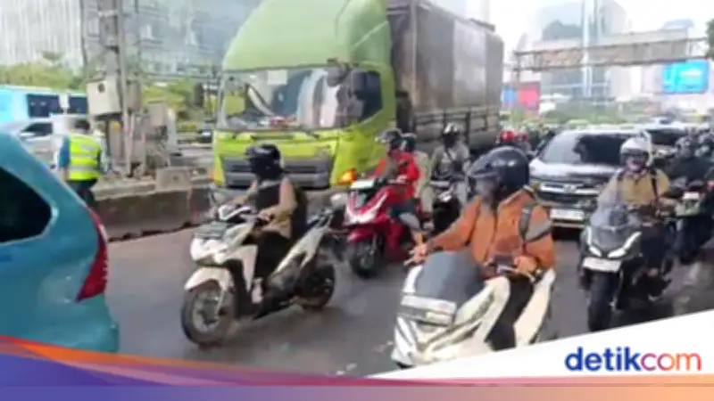 Truk Tabrak Separator di Gatsu Arah Kuningan, Lalu Lintas Sempat Macet Parah