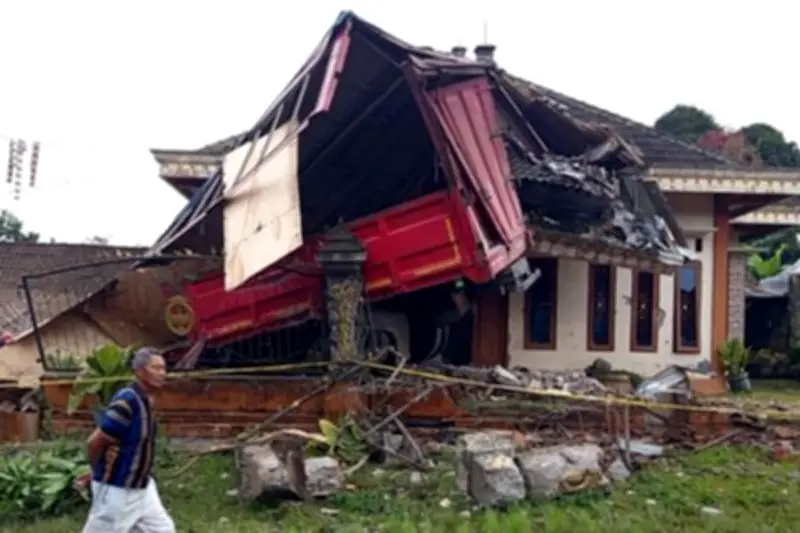 Truk Tronton Nissan Tabrak Rumah Warga di Magelang, Evakuasi Alot