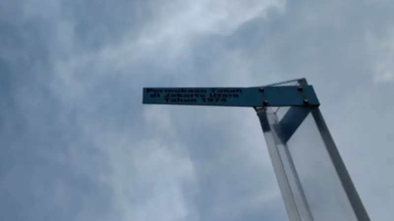 Tugu Penurunan Tanah Jakarta: Alarm Sunyi di Tengah Ancaman Tenggelamnya Ibu Kota