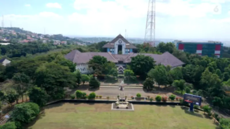 Undip Diapresiasi Seskab Teddy Atas Inovasi Olah Sampah Jadi Energi Solar