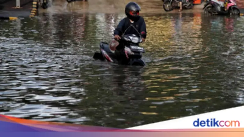 Update Banjir Jakarta: 127 RT dan 6 Jalan Masih Tergenang Air
