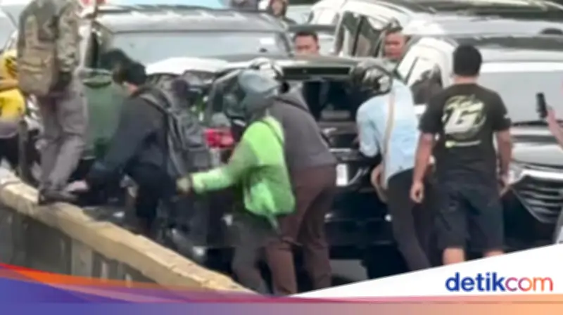 Video Viral: Mobil Tabrak Motor dan Polisi di Gunung Sahari, Dikejar Warga