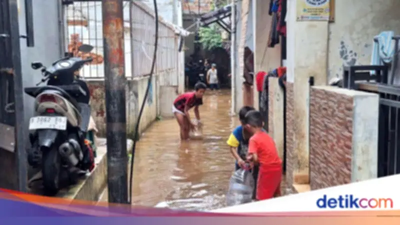 Warga Cipulir Tak Sempat Sahur Akibat Banjir Dadakan, Fokus Selamatkan Harta Benda