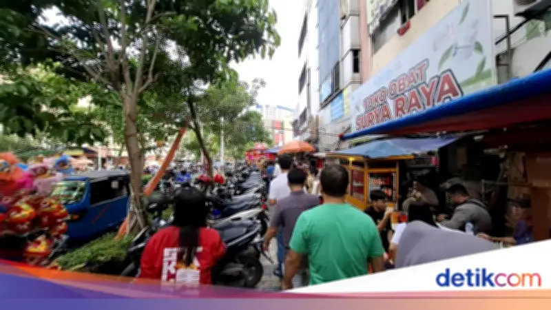 Warga Glodok Keluhkan Trotoar Jadi Lapak PKL dan Parkir Liar Motor