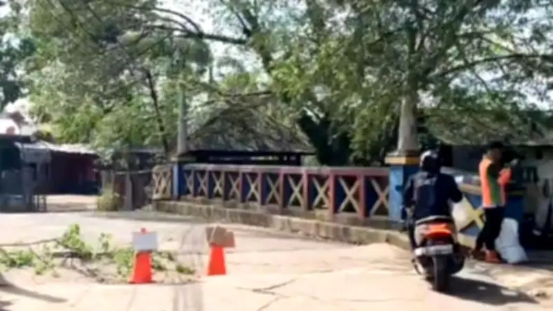 Warga Keluhkan Jalan Kampung Kramat Cipayung Retak dan Amblas, Mobilitas Terhambat