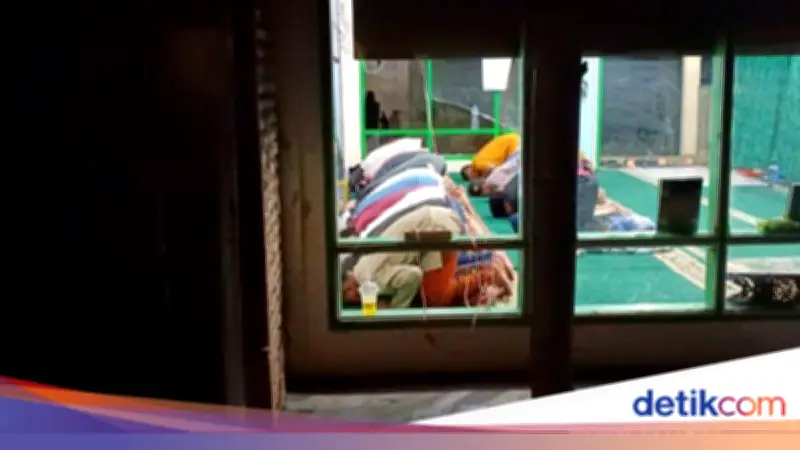 Warga Muhammadiyah Korban Banjir Bandang Tapsel Shalat Tarawih di Masjid Rusak