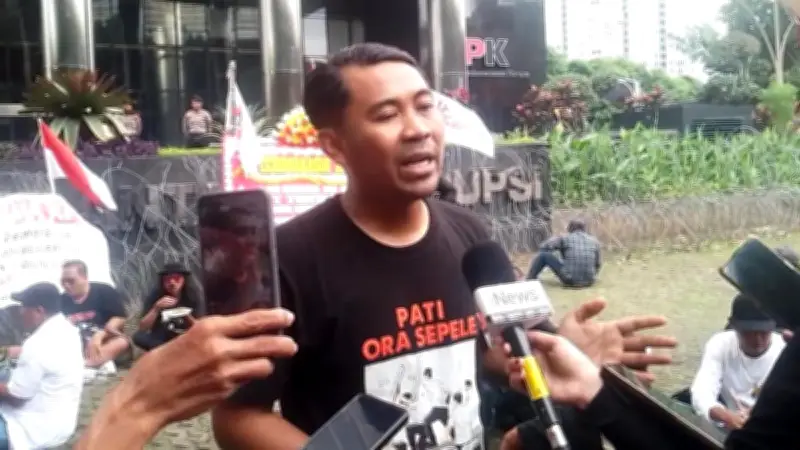 Warga Pati Gelar Syukuran di KPK Atas Penahanan Bupati Sudewo