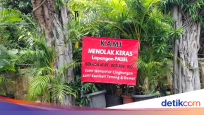 Warga Pulomas Jaktim Pasang Spanduk Tolak Lapangan Padel, Tuntut Lingkungan Tenang