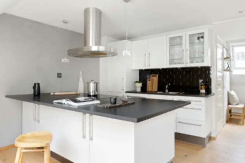 Warna Meja Dapur yang Tahan Lama dan Sembunyikan Noda Kotoran