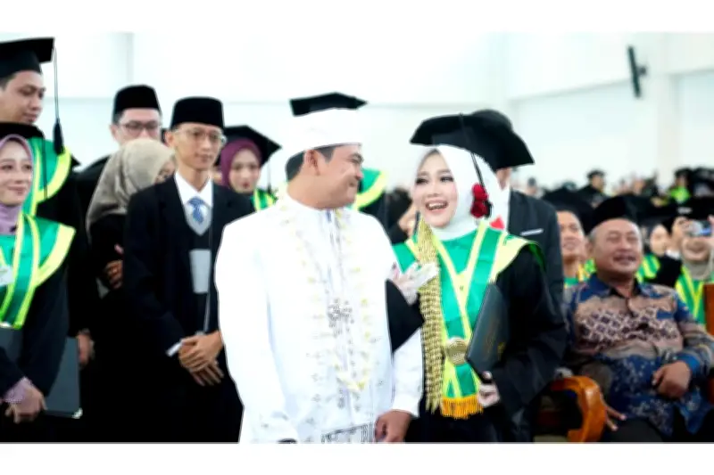 Wisuda dengan Gaun Pengantin, Mahasiswi UIN Sunan Kudus Raih Dua Momen Istimewa