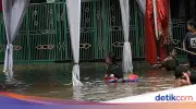 Banjir Rawa Buaya Jadi 'Kolam Renang' Anak-anak, Warga: Biarkan Mereka Bermain
