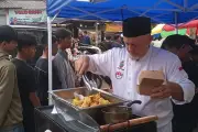 Chef Perancis Masak Takjil Gratis di Pinggir Jalan Bandung Saat Ramadhan