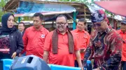 DPR RI Kaisar Salurkan Bantuan Kapal untuk Nelayan Muda Cilacap, Tegaskan Martabat Profesi Bahari