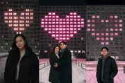 Fenomena Konten Foto AI dengan Lampu Hati di TikTok Jelang Hari Valentine