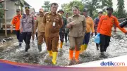 Gubernur Jateng Tinjau dan Serahkan Bantuan Rp 410 Juta untuk Korban Banjir Semarang