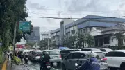 Hujan Guyur Jakarta, Lalu Lintas di Tugu Tani Jakpus Tersendat Akibat Genangan dan Galian
