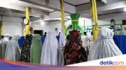 Jemaah Tarekat Naqsyabandiyah di Padang Gelar Salat Tarawih Pertama Ramadan 1447 H