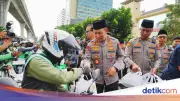 Kapolri Listyo Sigit Prabowo Bagikan Takjil kepada Pengendara di Depan Mabes Polri