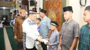Kasatgas Tito Awali Kunjungan di Aceh Timur dengan Salat Subuh dan Serahkan Bantuan