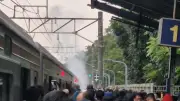 KRL Jakarta-Bogor Keluarkan Asap di Stasiun, Penumpang Dievakuasi Secara Darurat