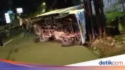 Mobil Boks Terguling dan Tabrak Tiang Listrik di Bogor, 2 Orang Luka-luka