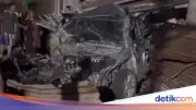 Mobil Ringsek Parah Usai Serempet Kereta Barang di Jakut, 2 Bedeng Rusak
