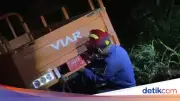Motor Roda Tiga Tercebur Empang di Bogor, Damkar Lakukan Evakuasi Selama Satu Jam