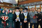 Pasangan Suami Istri Dikukuhkan Bersamaan Sebagai Guru Besar Unair