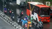Pemotor Mengantuk Tabrak Bus TransJakarta, Motor Terseret Masuk Kolong