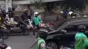 Polisi Temukan Empat Pasang Pelat Palsu dan Senjata Tajam di Mobil Sopir Lawan Arah