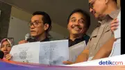 Roy Suryo Pamer Salinan Ijazah Jokowi Terlegalisir di Polda Metro Jaya