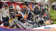 Satpol PP Tamansari Tertibkan PKL dan Parkir Liar di Trotoar Pancoran Glodok