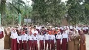 SDN 02 Rantau Pauh Gelar Upacara Perdana Pascabencana Banjir Bandang