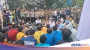 Setahun Memimpin, Gubernur Banten Andra Soni Temui Mahasiswa yang Demo di Pemprov