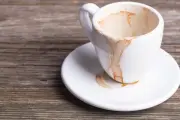 Tips Ampuh Hilangkan Noda Kopi dan Teh Membandel di Mug