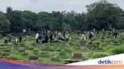 TPU Menteng Pulo Ramai Peziarah Jelang Ramadan, Tradisi Ziarah Makam Kembali Hidup