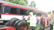 Truk Trailer Terseret 100 Meter Usai Ditabrak Kereta Bandara Soekarno Hatta di Poris