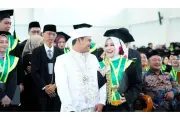 Wisuda dengan Gaun Pengantin, Mahasiswi UIN Sunan Kudus Raih Dua Momen Istimewa