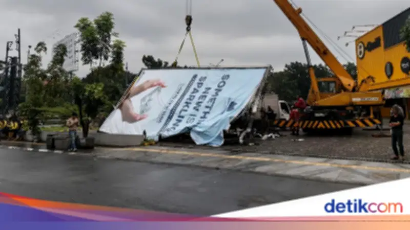 2 Reklame Raksasa di Buahbatu Bandung Tumbang Diterjang Hujan-Angin, Timpa 4 Kendaraan