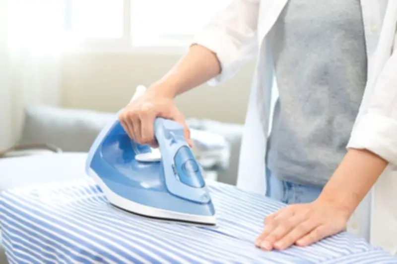 6 Kesalahan Menyetrika yang Bikin Pakaian Cepat Kusut dan Rusak