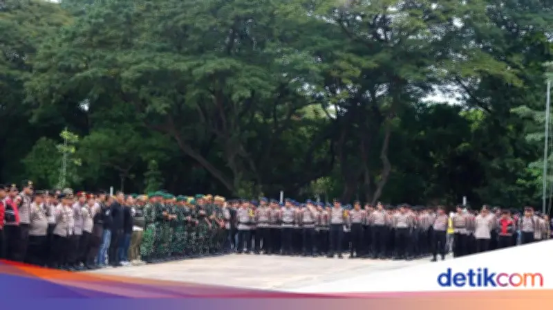 7.728 Aparat Gabungan Amankan Pembagian Sembako dan Pasar Murah di Monas