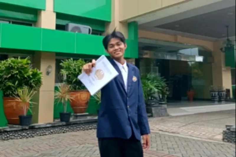 Akbar Ciptakan Sistem Pengelolaan Sampah Berbasis AI, Raih Gelar Sarjana