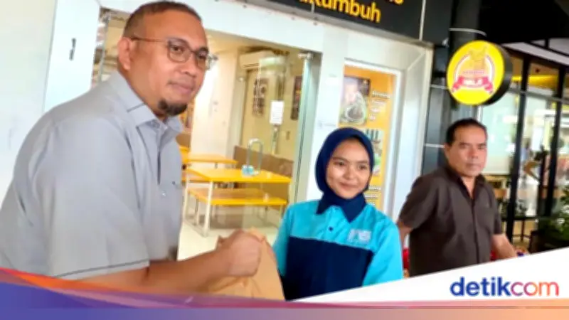 Andre Rosiade Bagikan 300 Paket Sembako untuk Pekerja Bandara Minangkabau