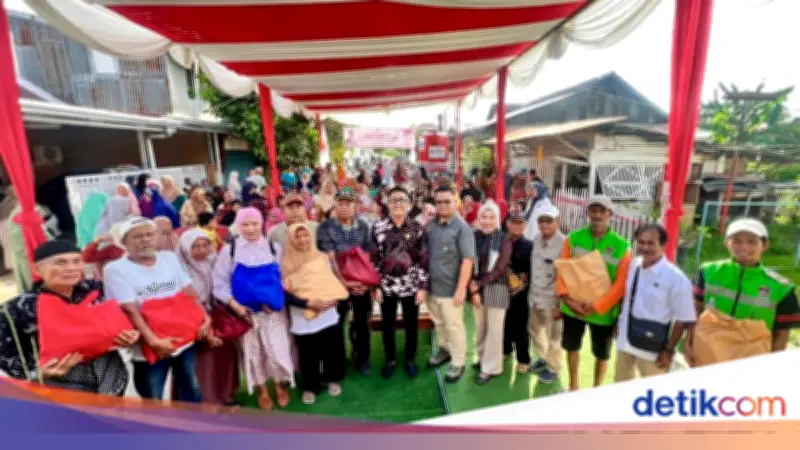 Andre Rosiade Bagikan 500 Paket Sembako untuk Warga Jati Padang Jelang Ramadan